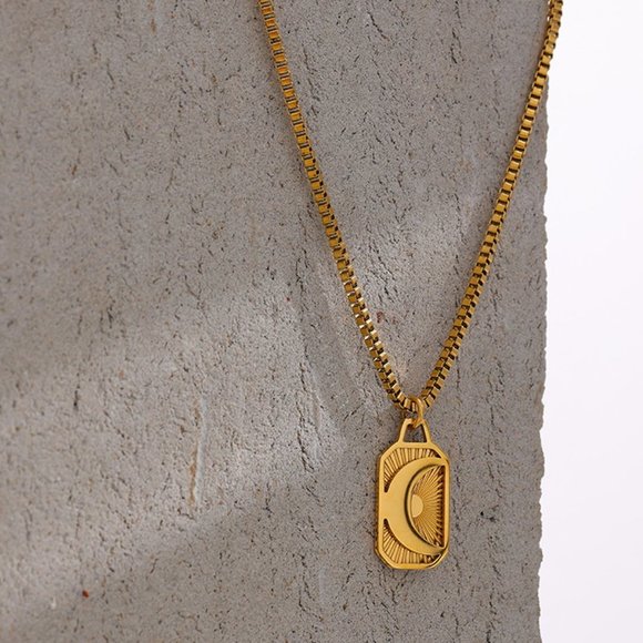 ^NEW 18K Gold Plated Crescent Moon Box Chain Pendant Necklace - Picture 5 of 6